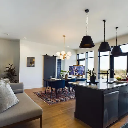 Penthouse Fox Den-2 Penthouse Suites-12 South *