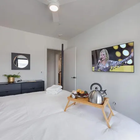 Holiday home Plush Haven-2 Unit Combo-walk To Broadway