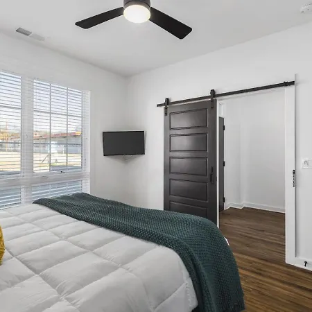 Two Adjacent Homes Sleeps 24 Only 3 Miles To Broadway Nashville