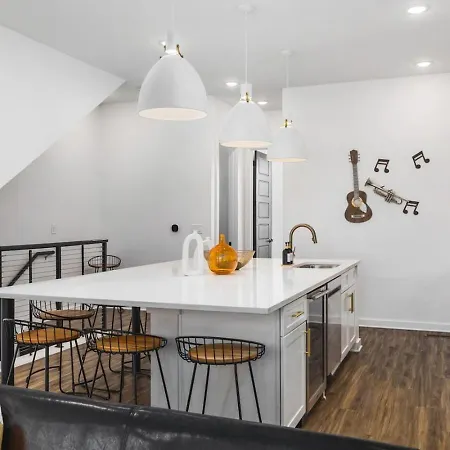 Two Adjacent Homes Sleeps 24 Only 3 Miles To Broadway