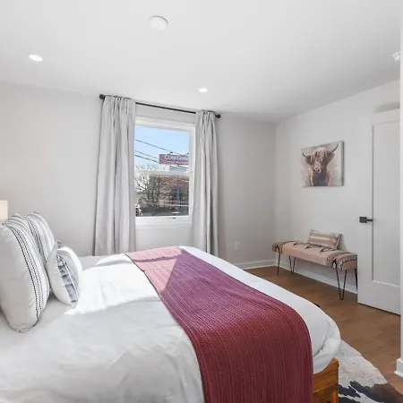 Vibrant Multi Building That Sleeps 48 With 7 Units