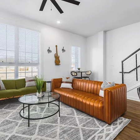 Two Adjacent Homes Sleeps 24 Only 3 Miles To Broadway Holiday home Nashville