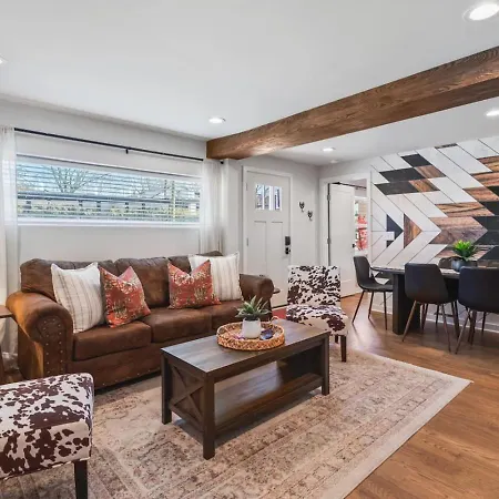 Vibrant Multi Building That Sleeps 48 With 7 Units