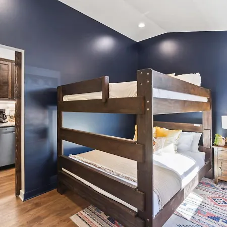 Vibrant Multi Building That Sleeps 48 With 7 Units * Nashville