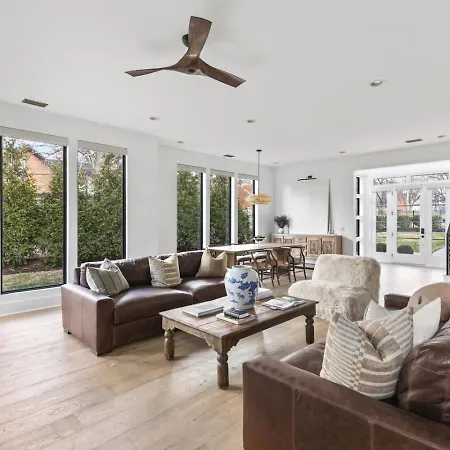Luxury In Hills With Garage And Walk To The Park *
