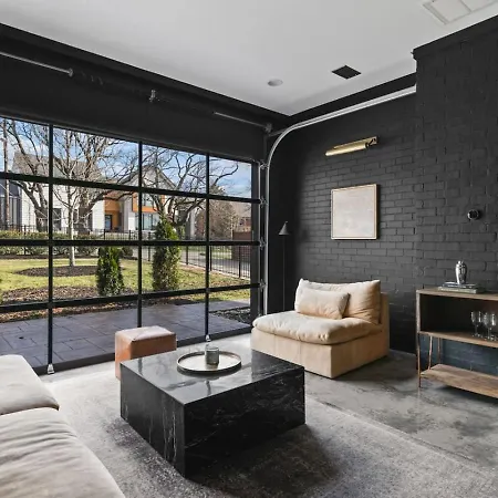 Luxury In Hills With Garage And Walk To The Park Holiday home
