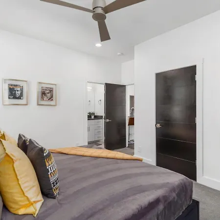 Holiday home Two Adjacent Homes In 12 South And Belmont Area Sleeps 20 People