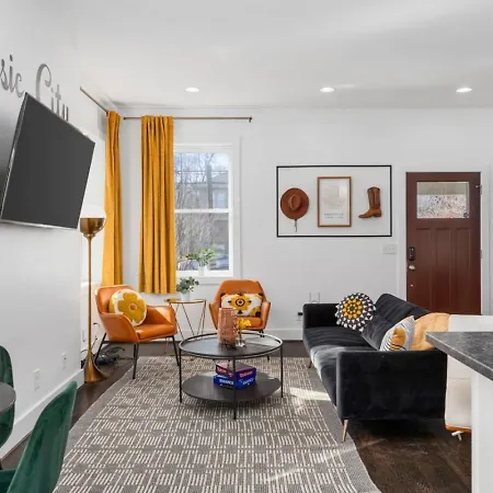 Two Adjacent Homes In 12 South And Belmont Area Sleeps 20 People Holiday home