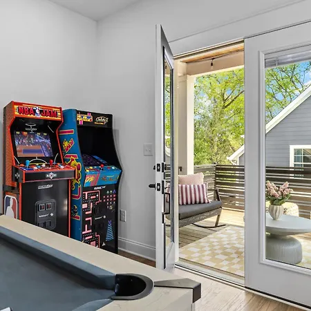 The Morrison - Karaoke Theater Backyard Oasis * Nashville