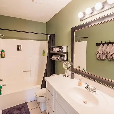 Holiday home Riverside Retreat Near 5 Points Nashville