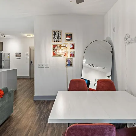 Apartment Mid-century Charm In Midtown