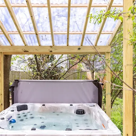 Holiday home Dreamy Tiny House With Hot Tub And Garden Patio Nashville