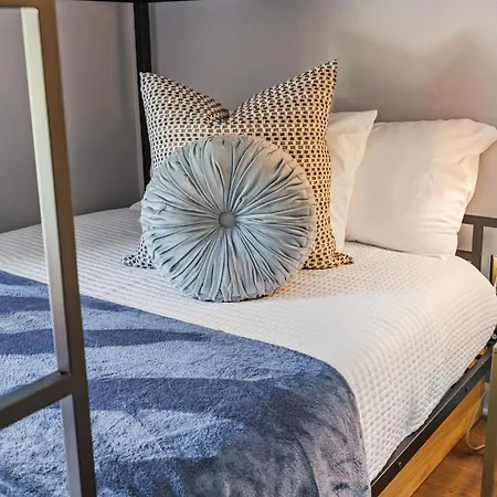 Famous Music Row 1 Bedroom With Free Parking And Pool Holiday home *