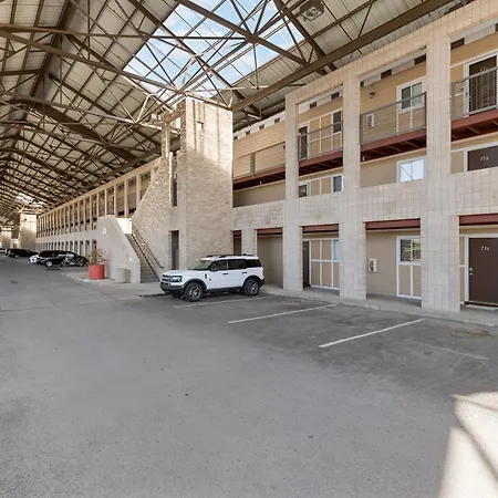 Oasis Walk To Broadway With Pool, Parking, Gym And Patio Apartment