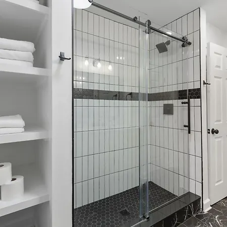 Oasis Walk To Broadway With Pool, Parking, Gym And Patio *
