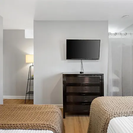 Oasis Walk To Broadway With Pool, Parking, Gym And Patio Apartment