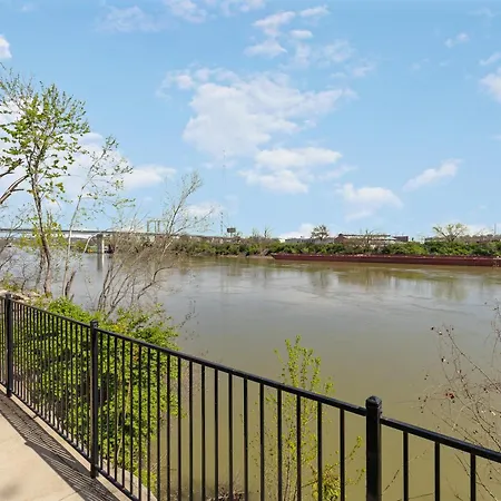 Oasis Walk To Broadway With Pool, Parking, Gym And Patio *