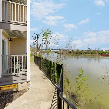 Oasis Walk To Broadway With Pool, Parking, Gym And Patio