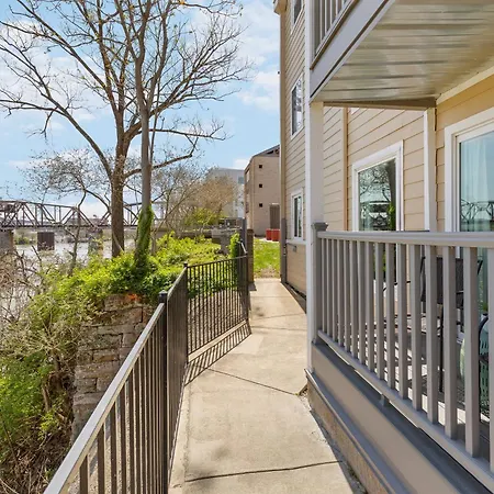 Oasis Walk To Broadway With Pool, Parking, Gym And Patio Nashville