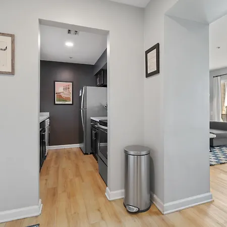 Oasis Walk To Broadway With Pool, Parking, Gym And Patio Apartment *