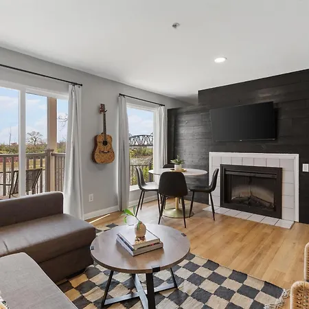Oasis Walk To Broadway With Pool, Parking, Gym And Patio * Nashville