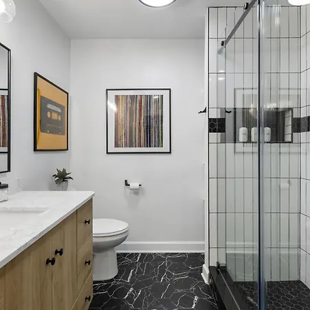 Oasis Walk To Broadway With Pool, Parking, Gym And Patio Nashville
