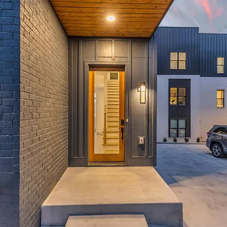 Luxury Hot Tub & Rooftop Deck Downtown Holiday home