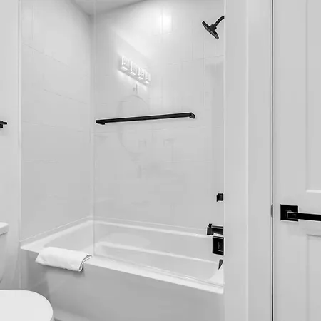 Luxury Hot Tub & Rooftop Deck Downtown *