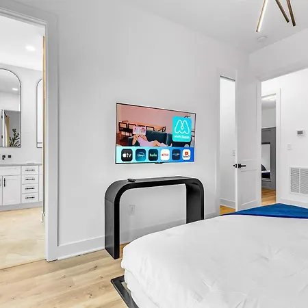 Holiday home Luxury Hot Tub & Rooftop Deck Downtown