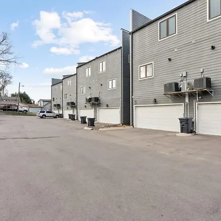 2 Chic Townhomes Near Geodis Sleeps 22 *
