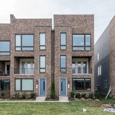 2 Chic Townhomes Near Geodis Sleeps 22
