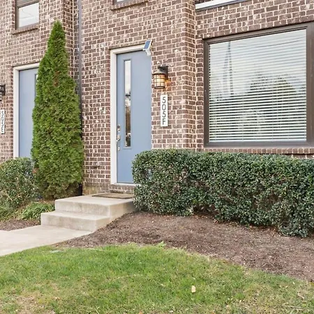 Holiday home 2 Chic Townhomes Near Geodis Sleeps 22