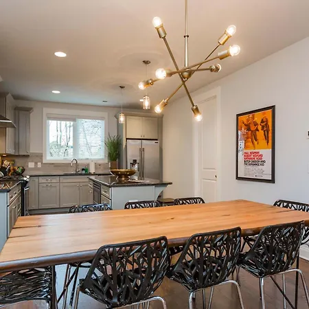 Holiday home 2 Chic Townhomes Near Geodis Sleeps 22 *