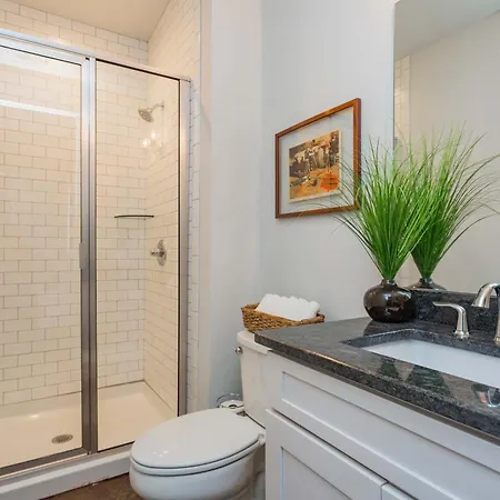 2 Chic Townhomes Near Geodis Sleeps 22 Holiday home *