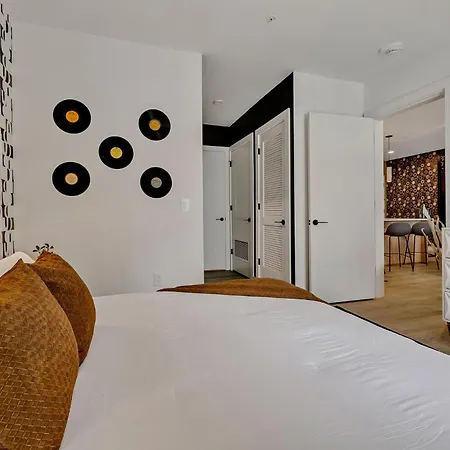 The Gibson- Pool/gym/parking, Walk To Broadway Holiday home *