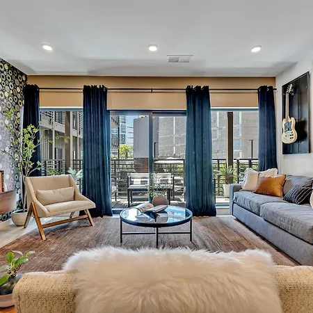 Holiday home The Gibson- Pool/gym/parking, Walk To Broadway Nashville