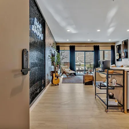 The Gibson- Pool/gym/parking, Walk To Broadway Holiday home
