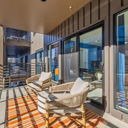Honky Tonk Hideaway Walk To Broadway W Gym, Pool, Parking Holiday home *