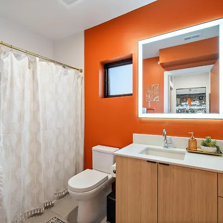Walk To Downtown Nash From The Speakeasy Pool, Gym, Parking And More, Amazing Location Holiday home