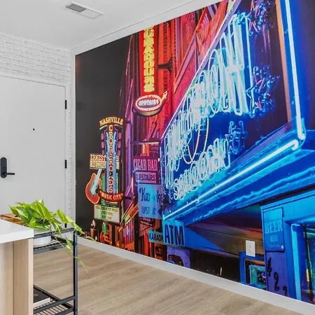 Honky Tonk Hideaway Walk To Broadway W Gym, Pool, Parking Holiday home *