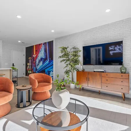 Honky Tonk Hideaway Walk To Broadway W Gym, Pool, Parking Holiday home