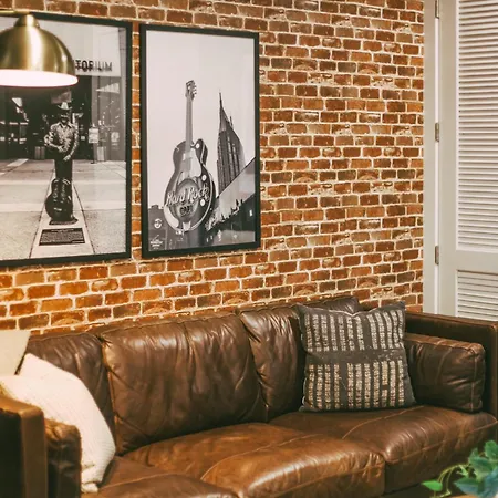 Legends Loft Modern Near Vandy On West End Holiday home *