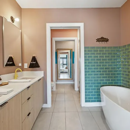 Holiday home Pie Town Emporium- Walk To Broadway, Enjoy Views, Pool, Gym