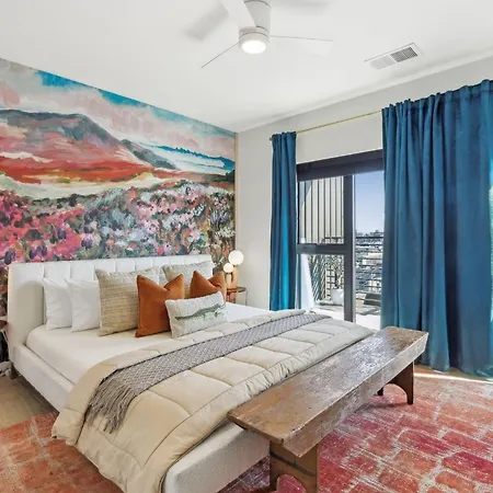 Holiday home Pie Town Emporium- Walk To Broadway, Enjoy Views, Pool, Gym Nashville