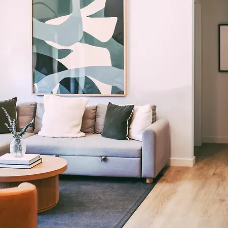 Layla's Downtown Nash Retreat | Walk To Broadway - Pool, Gym, Private Balcony, And More! Holiday home *