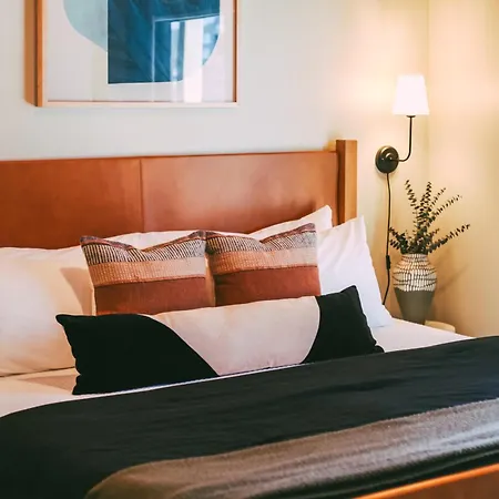 Layla's Downtown Nash Retreat | Walk To Broadway - Pool, Gym, Private Balcony, And More! *