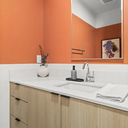 Layla's Downtown Nash Retreat | Walk To Broadway - Pool, Gym, Private Balcony, And More! Holiday home