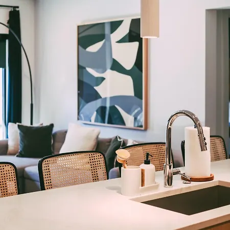 Layla's Downtown Nash Retreat | Walk To Broadway - Pool, Gym, Private Balcony, And More! Holiday home *