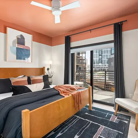 Layla's Downtown Nash Retreat | Walk To Broadway - Pool, Gym, Private Balcony, And More! Holiday home *