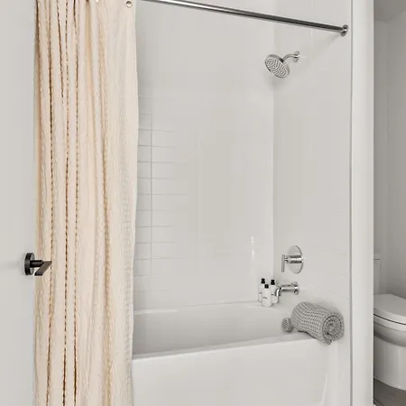 Holiday home Layla's Downtown Nash Retreat | Walk To Broadway - Pool, Gym, Private Balcony, And More!